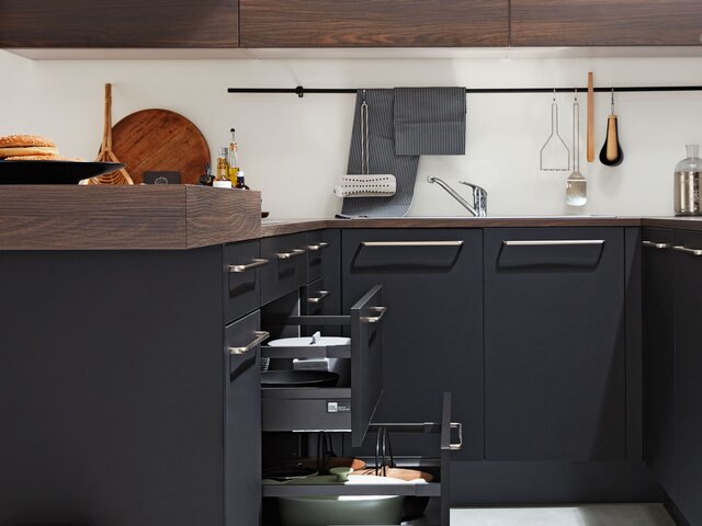 Interliving Einbauküche softmattschwarz Nussbaum/Kuba 76796 2