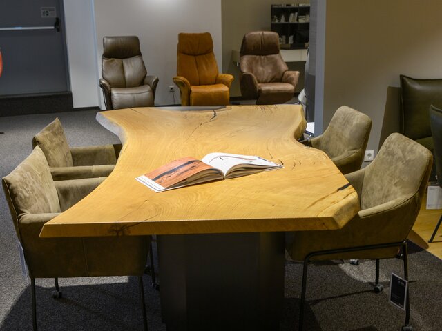 Dreikant Esstisch Eiche Epoxidriver leicht schwarz satiniert 71460 3