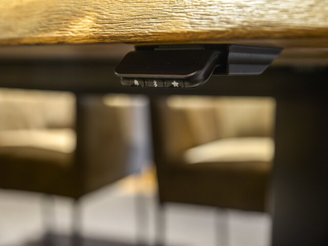 Dreikant Esstisch Eiche Epoxidriver leicht schwarz satiniert 71460 2