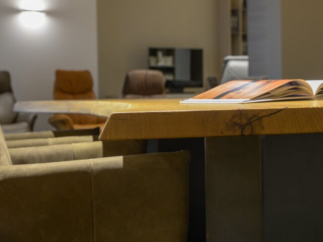 Dreikant Esstisch Eiche Epoxidriver leicht schwarz satiniert 71460 4