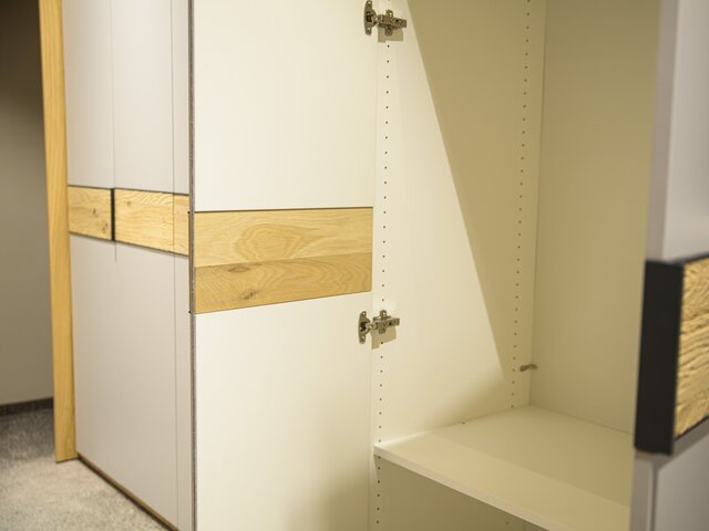 Interliving Drehtürenschrank IL1207 satingrau Balkeneiche 67880 3 Interliving Drehtürenschrank IL1207 satingrau Balkeneiche 67880 3