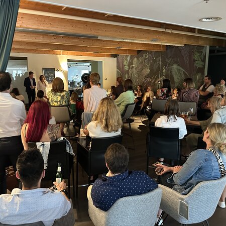 Charity Lesung mit Lisa Hörtnagl