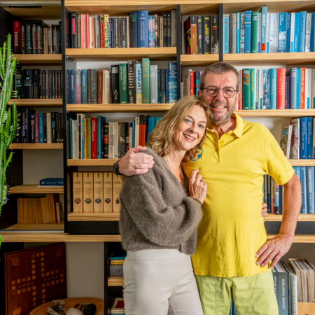 Ein Regal, das weit mehr als Bücher hält Ein Regal, das weit mehr als Bücher hält