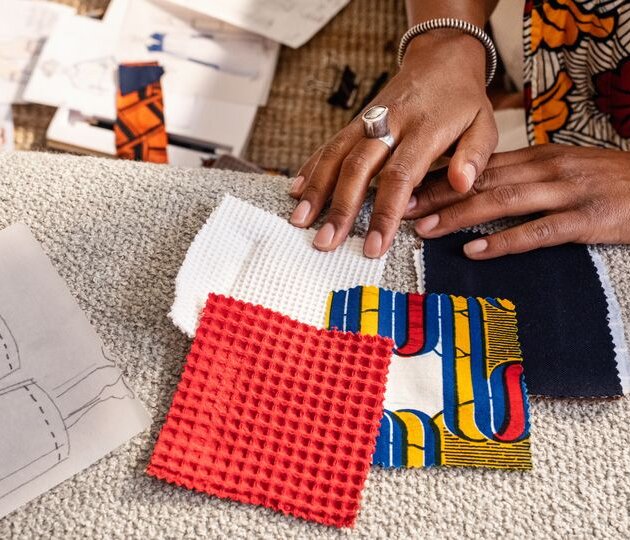 Berühr mich! Gratis Stoff- und Ledermuster bestellen.