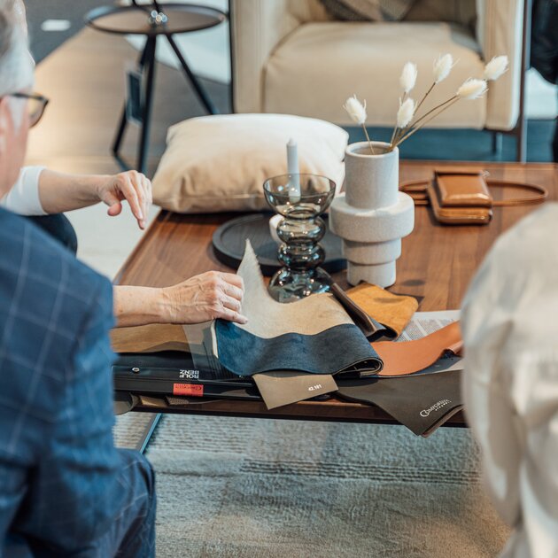 Qualität zuhause erfühlen! Gratis Stoff- und Ledermuster bestellen.