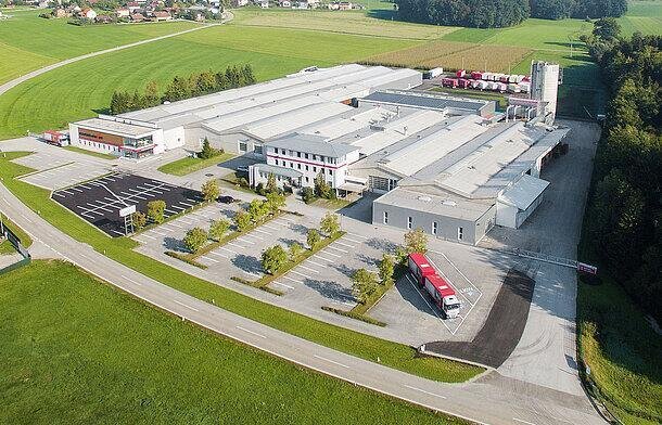 Echte Handarbeit mit modernem Anspruch Echte Handarbeit mit modernem Anspruch