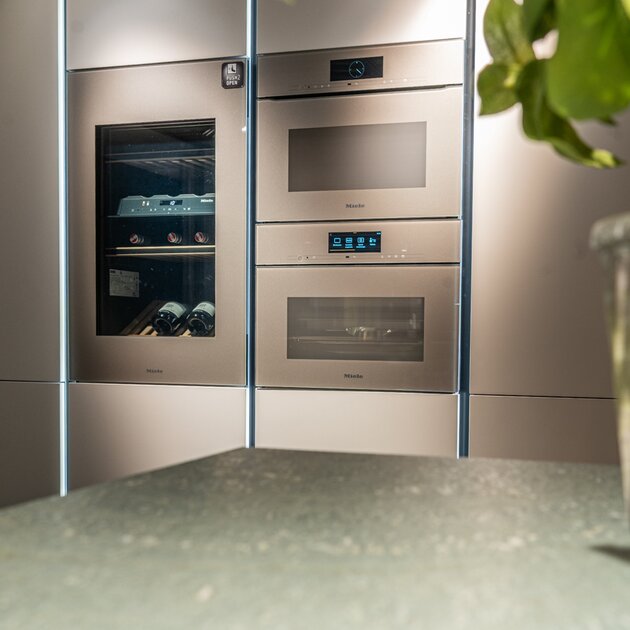 Erlebe Pearlbeige live in unserer Ausstellung