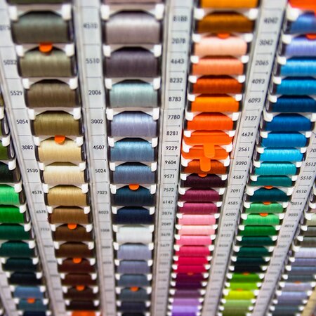 Riesen Auswahl an Stoffen, Farben & Mustern. Riesen Auswahl an Stoffen, Farben & Mustern.