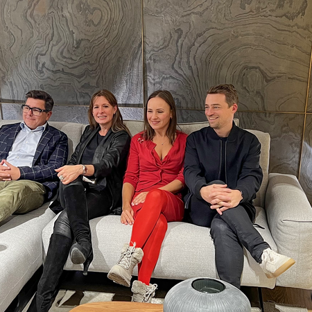 Kunst trifft Couch im Möbelhaus